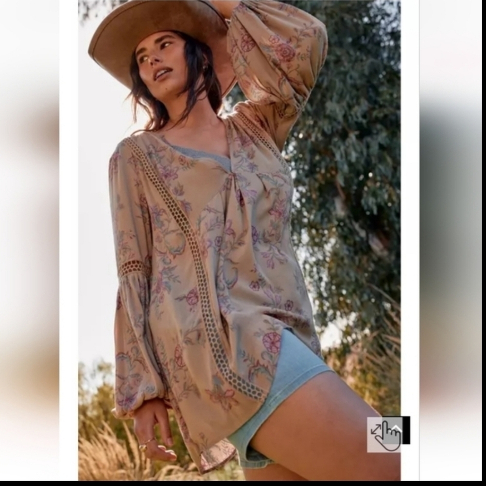 🆕️🦋 TORRID 2X FESTI FLORAL TAUPE LACE INLAY TOP🦋